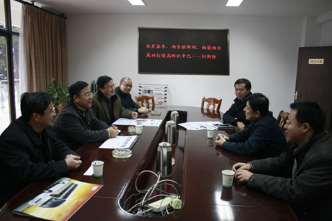 南维柯旅行车公司徐启仁总经理（左二）对亚星魏洁总经理的创新营销思路深感兴趣