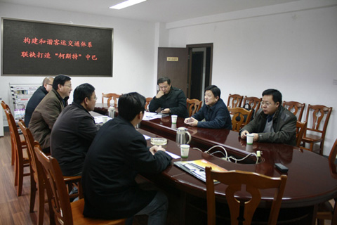 亚星客车魏洁董事（右二）仔细聆听南维柯徐启仁总经理对渠道支持方案的介绍